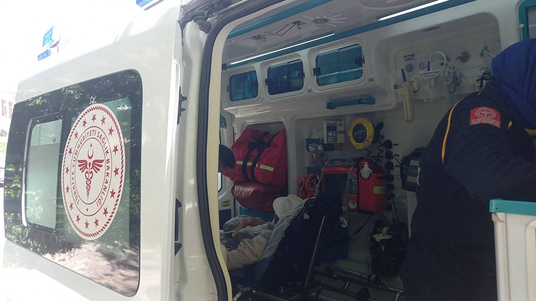 Kütahya’da Yolun Karşısına Geçen Yayaya Otomobil Çarptı 1 Yaralı (2)-1