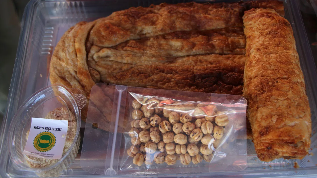 Kütahya’dan Geçenlere Yöresel Yiyecek Ikram Ettiler2