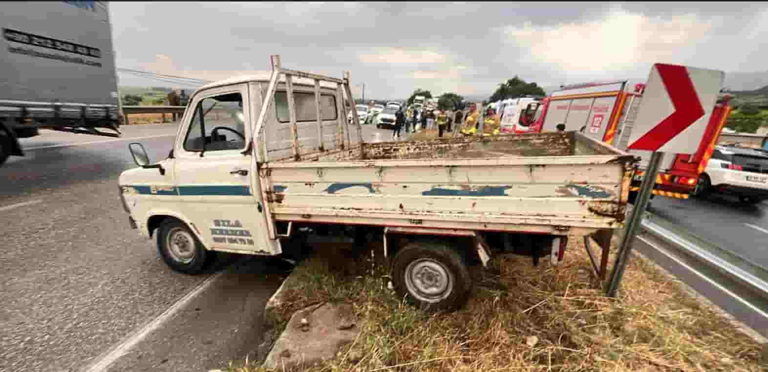 Manisa Salihli’de Kamyonet Refüje Çarptı. 1 Kişi Öldü, 1 Kişi Yaralandı. 1