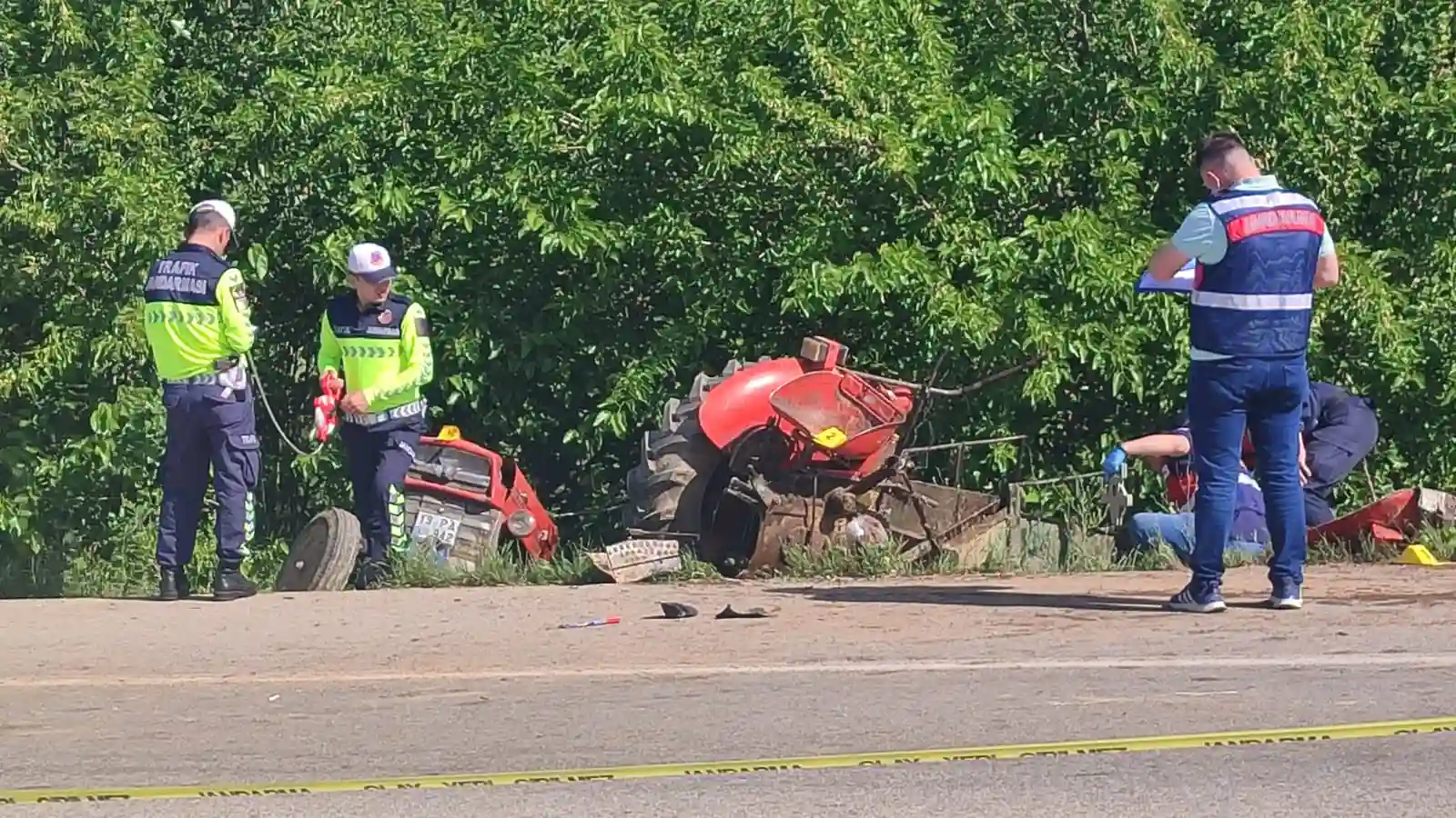 Minibüsle Traktör Çarpıştı 1 Ölü, 3 Yaralı1