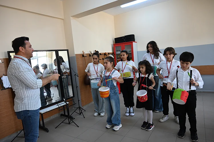 Öğrenciler Geri Dönüşüm Malzemeleriyle Müzikal Bir Projeye Imza Attı