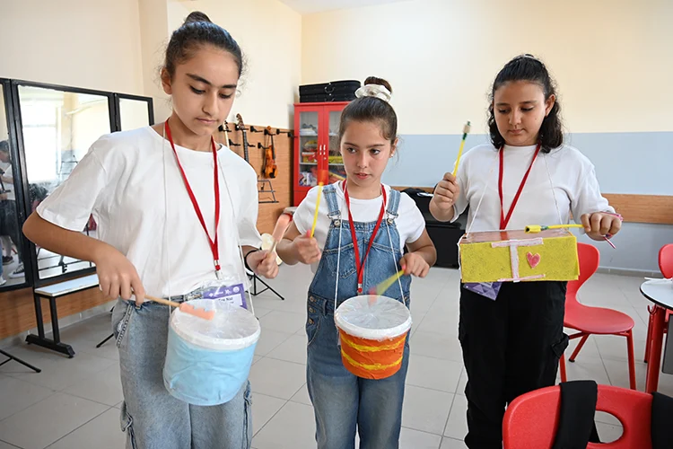 Öğrenciler Geri Dönüşüm Malzemeleriyle Müzikal Bir Projeye Imza Attı1