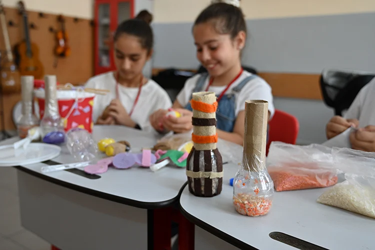 Öğrenciler Geri Dönüşüm Malzemeleriyle Müzikal Bir Projeye Imza Attı2