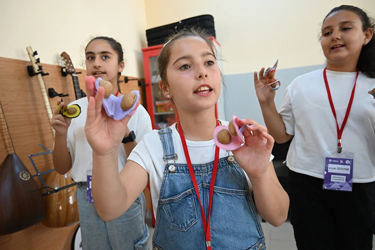 Öğrenciler Geri Dönüşüm Malzemeleriyle Müzikal Bir Projeye Imza Attı3