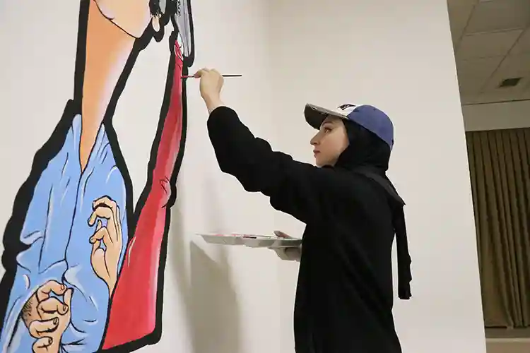 Öğretmen Ahsen, Okul Duvarlarını Sanatla Süslüyor