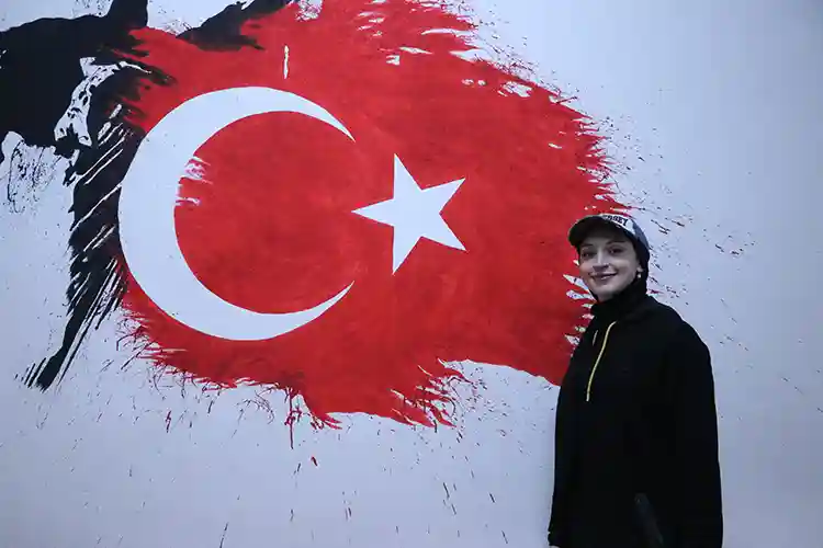 Öğretmen Ahsen, Okul Duvarlarını Sanatla Süslüyor2