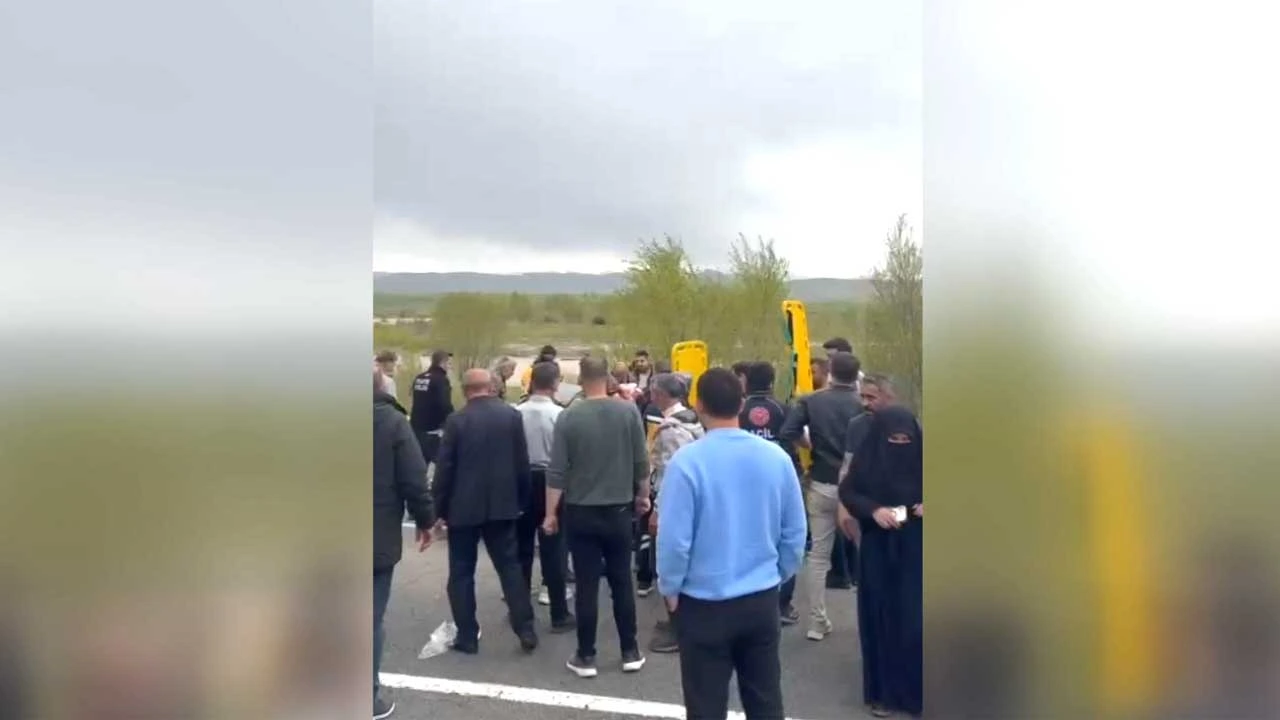 Otomobil Minibüse Çarptı 2 Ölü, 8 Yaralı1