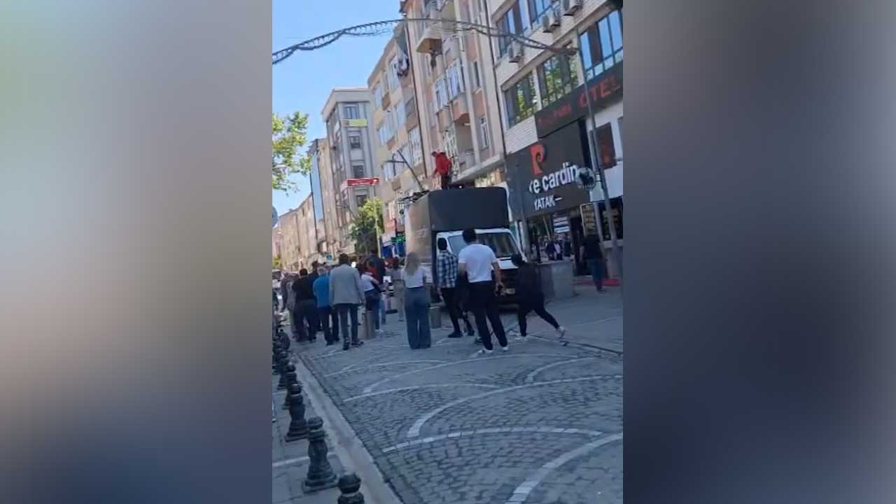 Paramotor Gösteride Kamyonetin Üzerine Düştü1