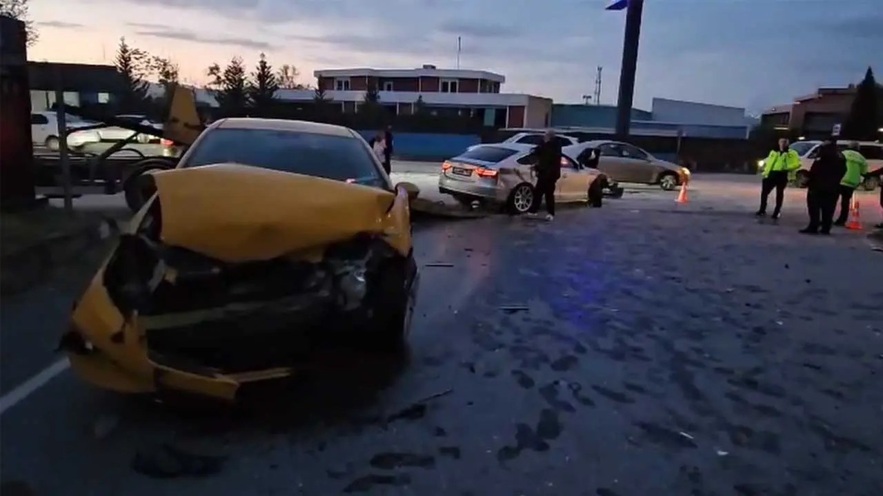 Sapanca’da Taksi Ile Otomobil Çarpıştı 6 Kişi Yaralandı1