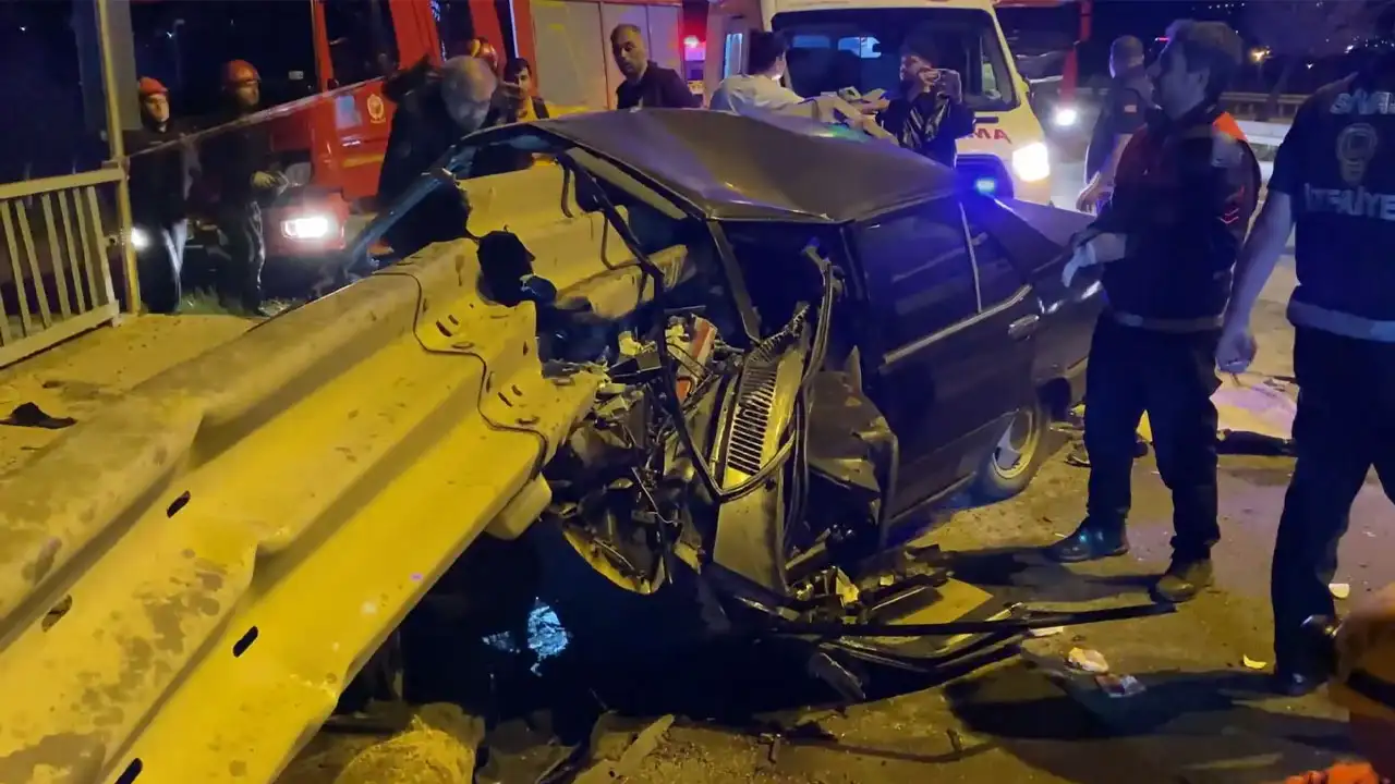 Sivas’ta Otomobil Bariyere Saplandı