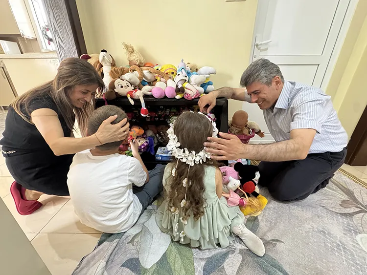 Televizyon Dizisinden Ilham Alarak Iki Çocuğa Aile Oldular2