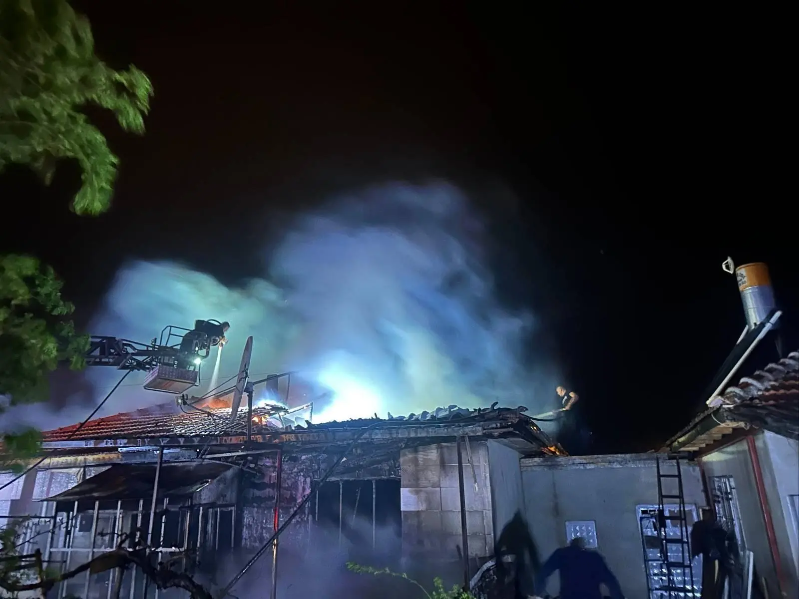 Uşak'ta Tek Katlı Evde Yangın (2)