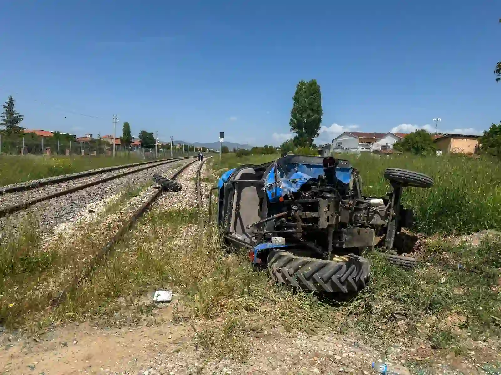 Uşak’ta Tren Ile Traktör Çarpıştı 1 Yaralı (1)