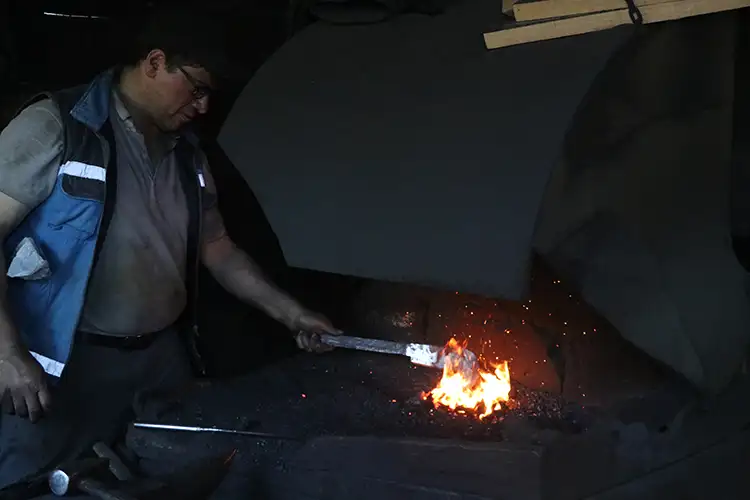 47 Yıllık Demirci Ustası, Eşinin Desteğiyle Çalışıyor1