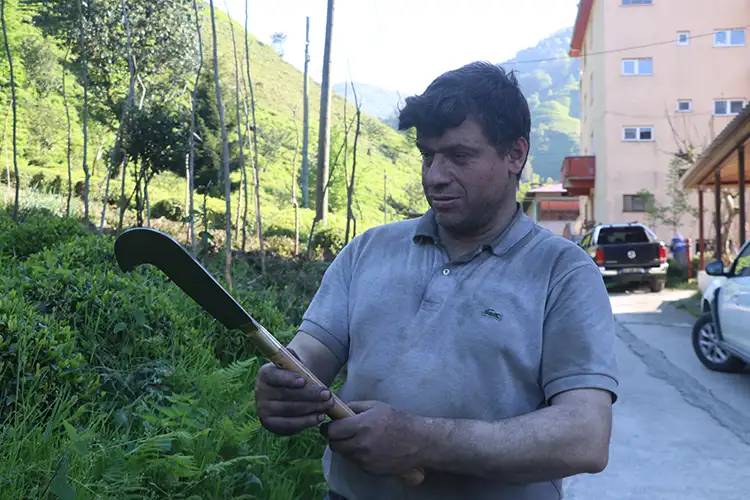 47 Yıllık Demirci Ustası, Eşinin Desteğiyle Çalışıyor2