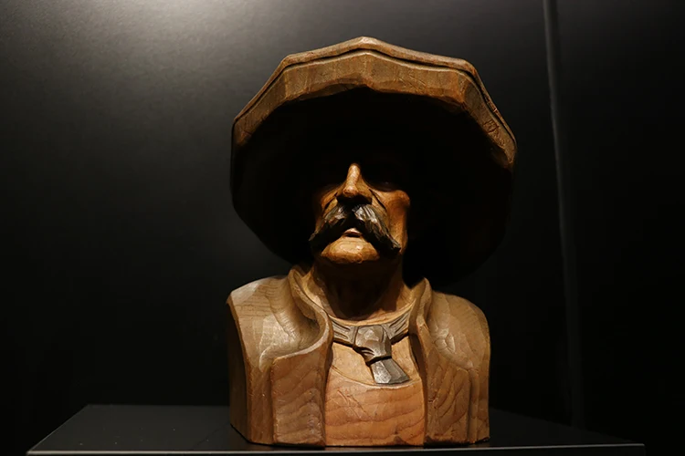 70 Ülkeden Topladığı Ahşap Heykelleri Sanatseverlerle Buluşturuyor