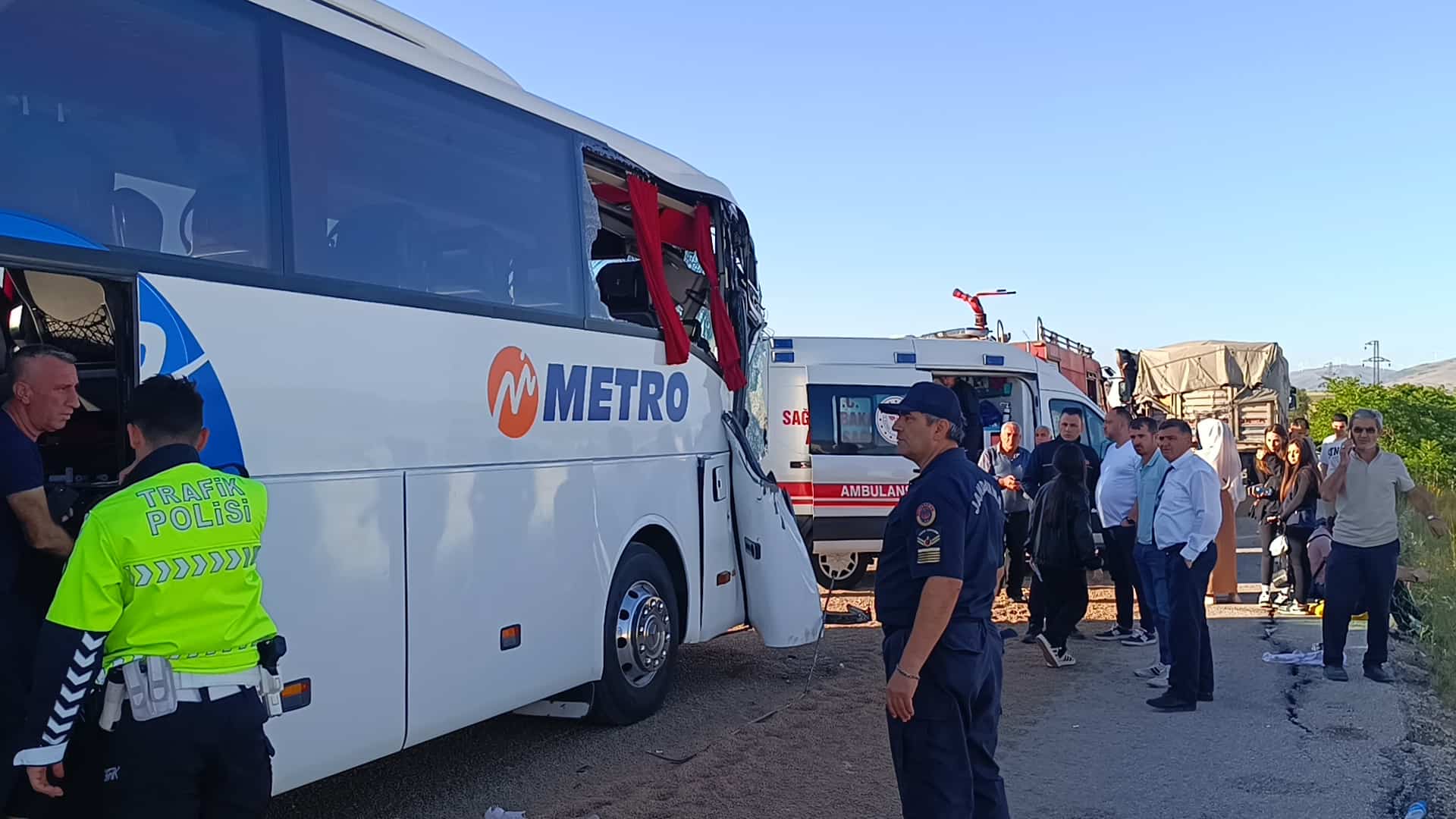 Afyonkarahisar Sandıklı’da Otobüsün Tıra Çarpması Sonucu 24 Kişi Yaralandı, Yola Dökülen Yemler Zincirleme Kazaya Yol Açtı.2