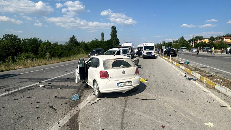 Afyonkarahisar'da Iki Otomobil Çarpıştı 1 Ölü, 3 Yaralı (1)