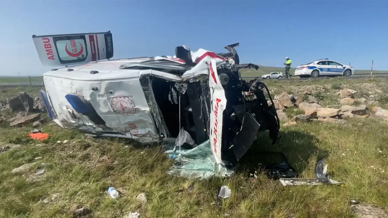 Ambulans Şarampole Devrildi 4 Sağlık Çalışanı Yaralandı