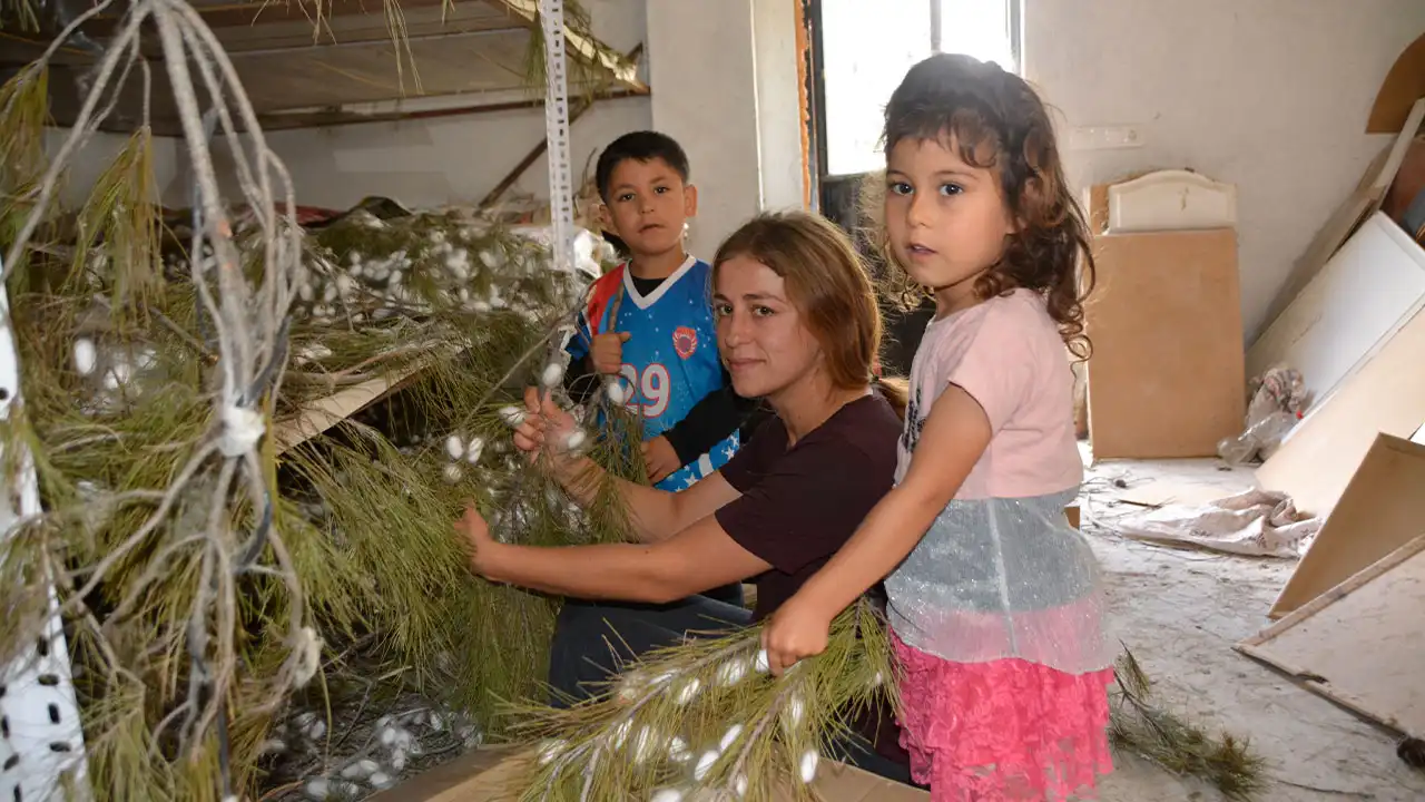 Anne Ile Kızı Devlet Desteğiyle Ipek Böceği Yetiştiricisi Oldu3
