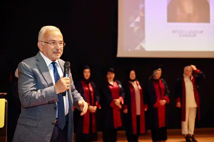 Anne Üniversitesi’nin Ilk 21 Mezunu Diplomalarını Aldı2