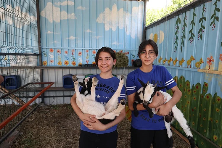 Antalya’daki Okulda Öğrenciler Piyano Da Çalıyor, Sebze De Yetiştiriyor3