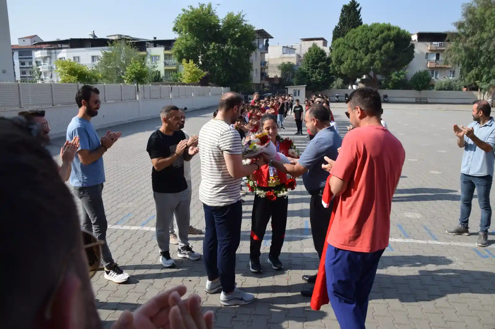 Avrupa Şampiyonu Nehir Özcan’a Okulunda Alkışlı Karşılama