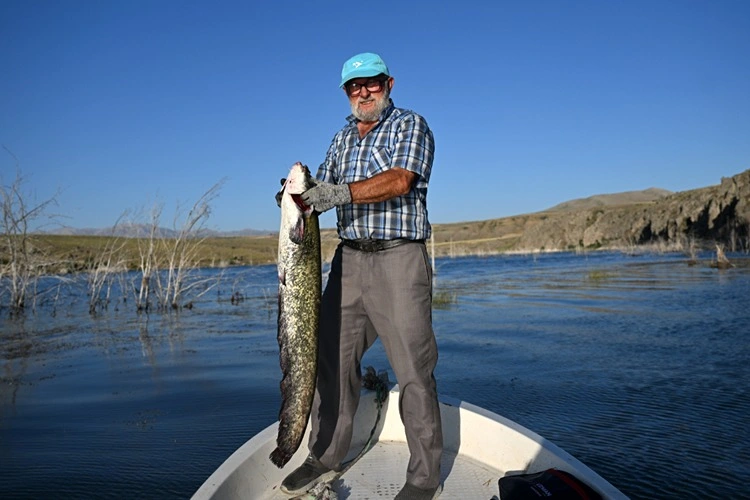 Baraj Altında Kalan Köyüne Döndü, Geçimini Balıkçılıkla Sağlıyor (3)