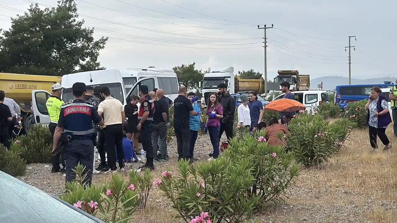 Bodrum'da Servis Minibüsü Ile Otomobil Çarpıştı 15 Yaralı1