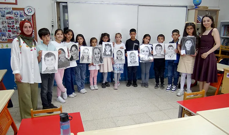 Çocuklara Ressamlardan Kara Kalem Portre Sürprizi
