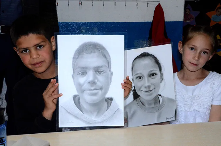 Çocuklara Ressamlardan Kara Kalem Portre Sürprizi3