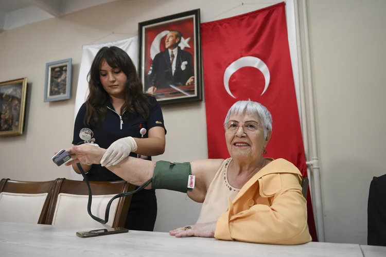 Huzurevlerinde Yaşlılara Yerinde Sağlık Hizmeti Sunuluyor (5)