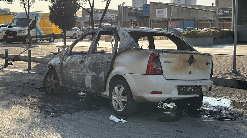 İzmir’de Seyir Halindeki Otomobil Alev Aldı (2)