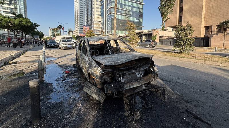 İzmir’de Seyir Halindeki Otomobil Alev Aldı (3)