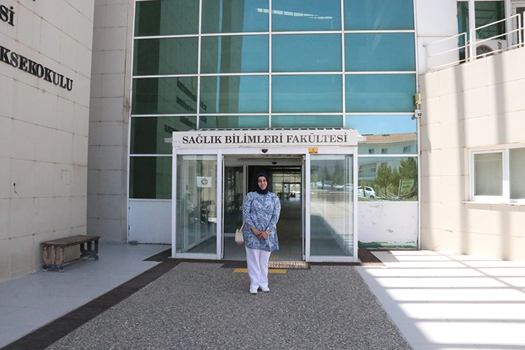 Kızının Hayalini Yaşıyor Üniversiteyi Lösemiden Kaybettiği Evladı Için Okuyor (3)