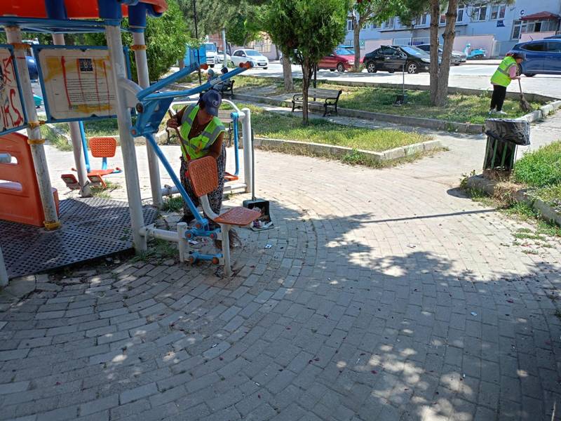 Kütahya Bahçelievler Mahallesi’nde Sokak Ve Parklarda Temizlik Seferberliği (1)