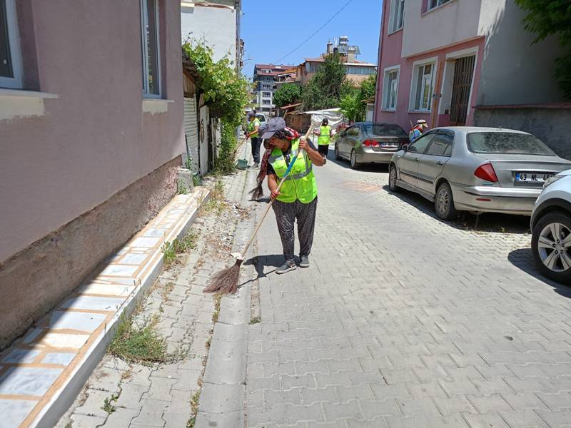 Kütahya Bahçelievler Mahallesi’nde Sokak Ve Parklarda Temizlik Seferberliği (2)