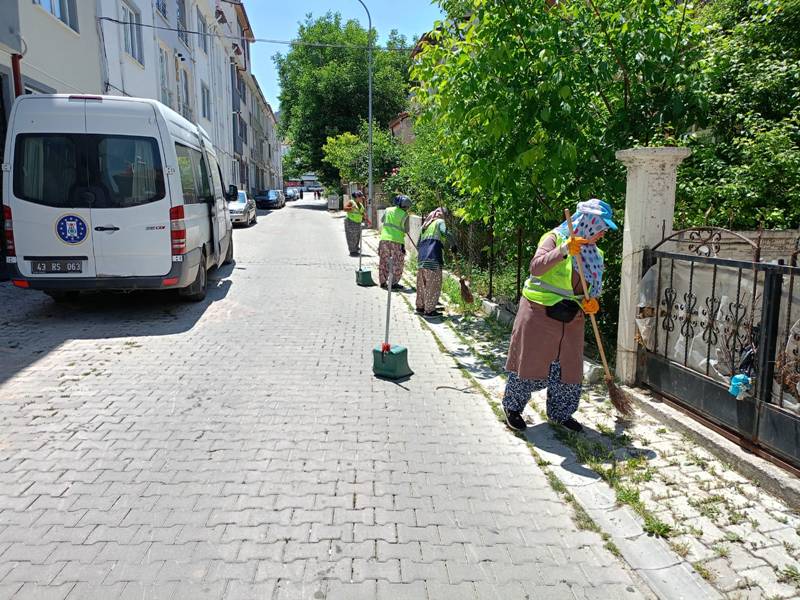 Kütahya Bahçelievler Mahallesi’nde Sokak Ve Parklarda Temizlik Seferberliği (3)
