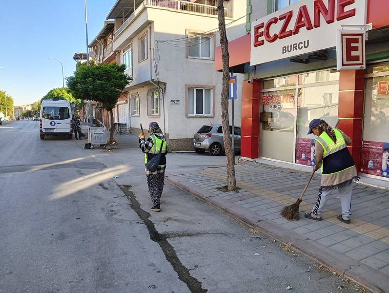 Kütahya Bahçelievler Mahallesi'nde Temizlik Çalışmaları Sürdü (1)