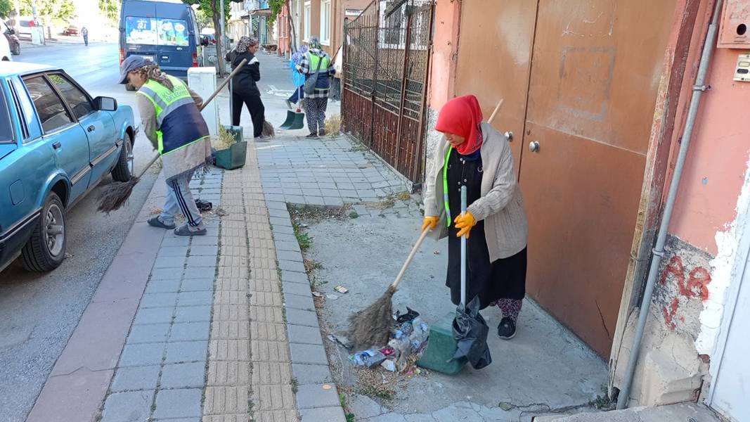 Kütahya Bahçelievler Mahallesi'nde Temizlik Çalışmaları Sürdü (3)