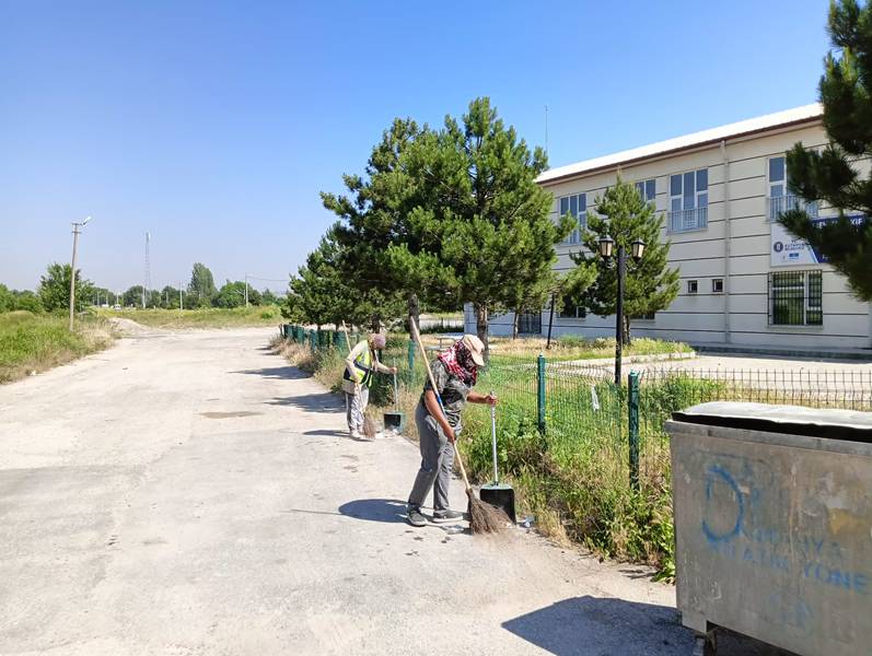 Kütahya Bahçelievler Mahallesi’nde Temizlik Çalışmaları Yoğunlaştı (1)