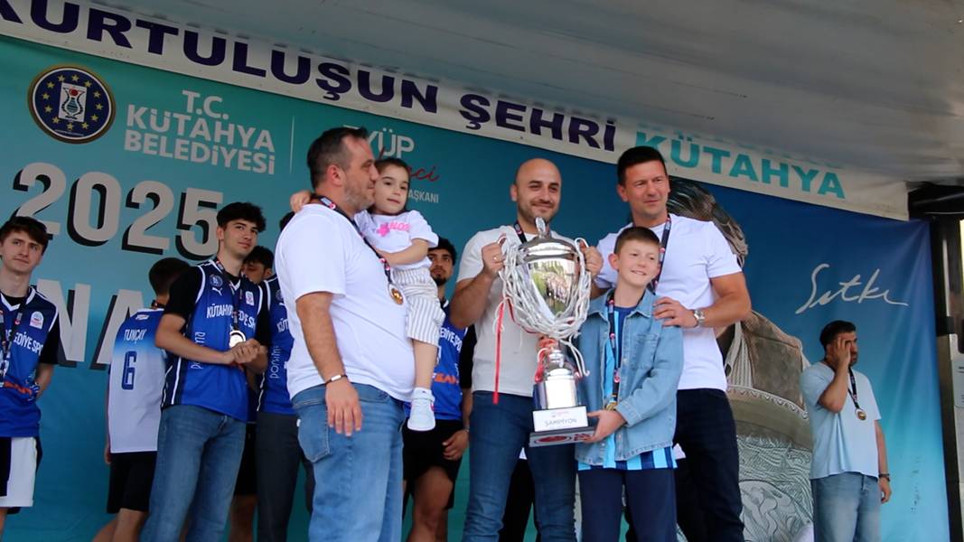 Kütahya Belediye Spor Şampiyonluğu Taraftarı Ile Kutladı (2)