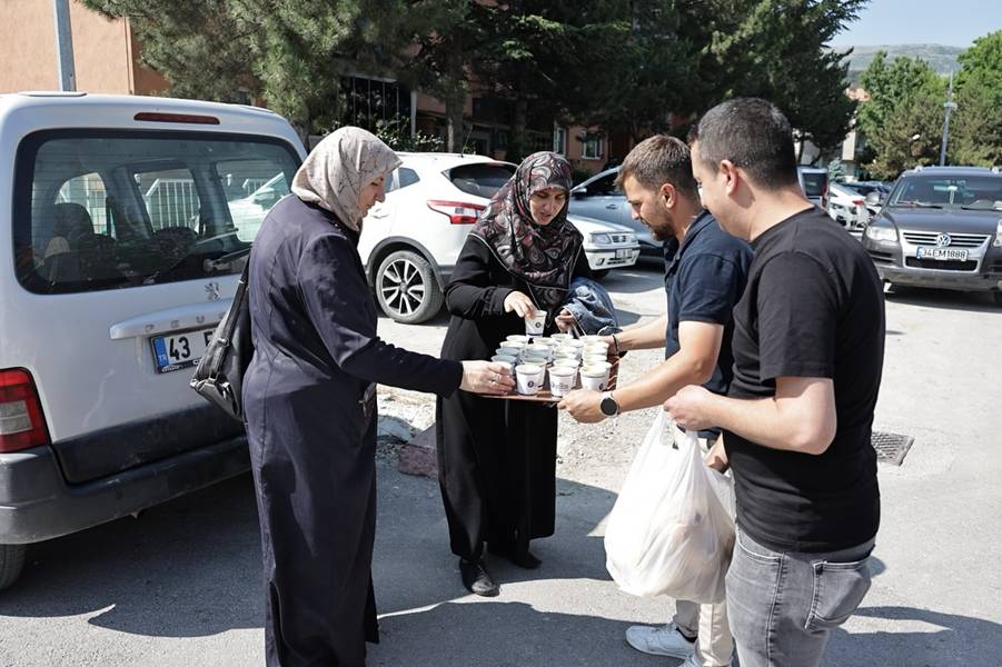Kütahya Belediyesi’nden Lgs Sabahı Öğrencilere Sıcak Çorba Ikramı (1)
