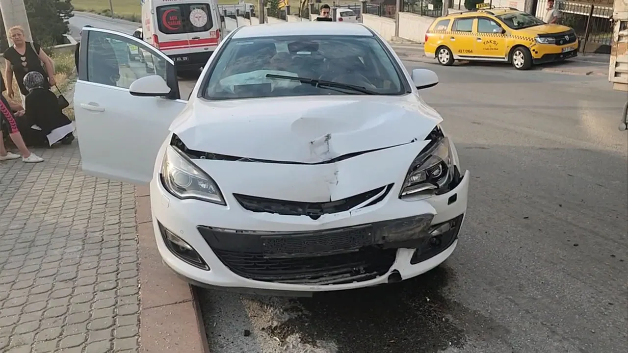 Kütahya Otomobil Hafif Ticari Araca Arkadan Çarptı, 2 Yaralı2