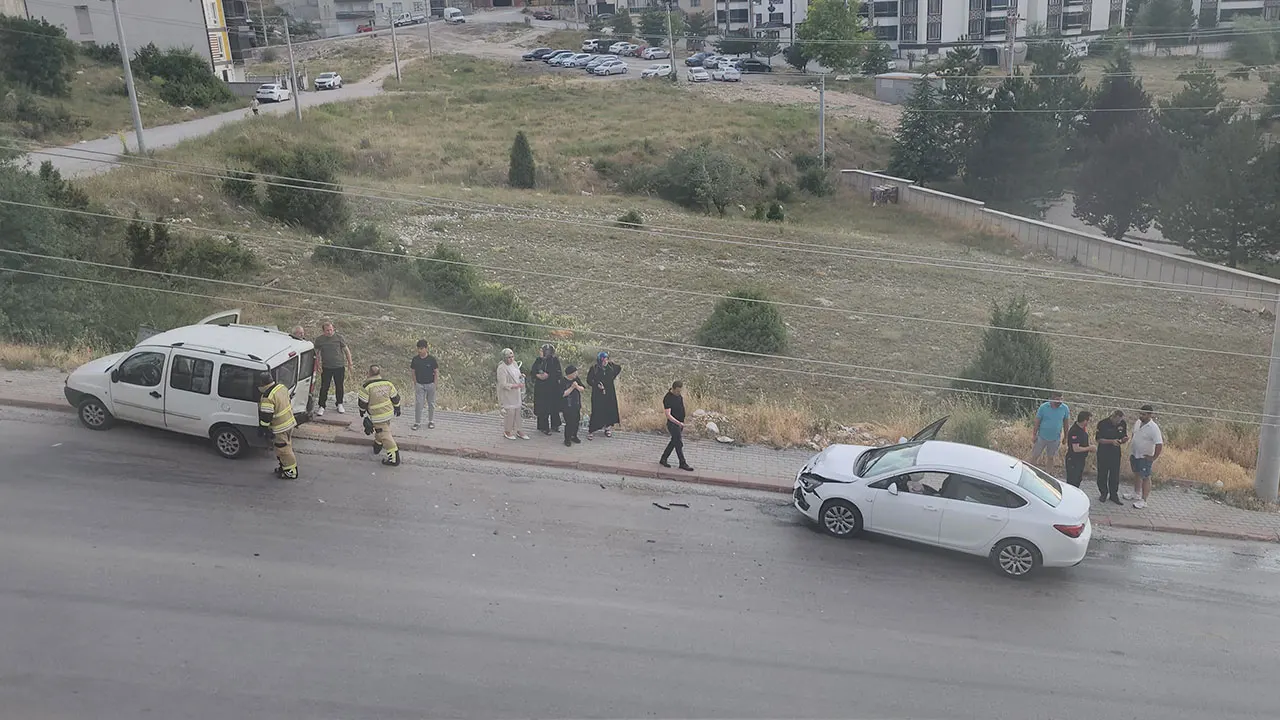 Kütahya Otomobil Hafif Ticari Araca Arkadan Çarptı, 2 Yaralı3