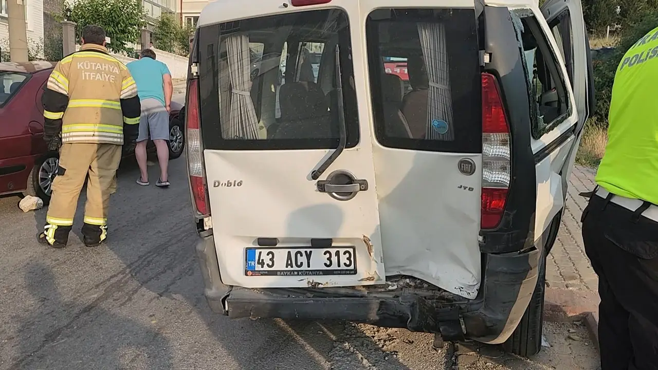 Kütahya Otomobil Hafif Ticari Araca Arkadan Çarptı, 2 Yaralı4