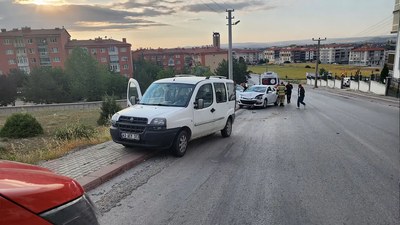 Kütahya Otomobil Hafif Ticari Araca Arkadan Çarptı, 2 Yaralı5
