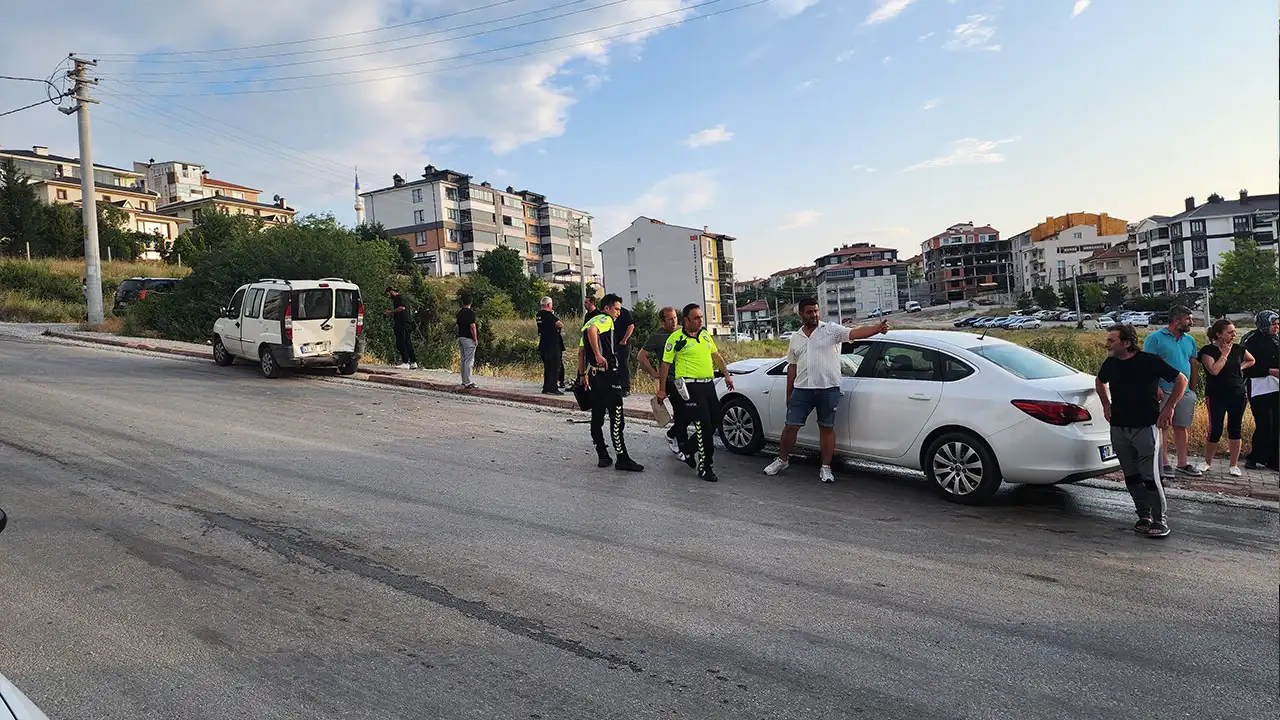 Kütahya Otomobil Hafif Ticari Araca Arkadan Çarptı, 2 Yaralı6