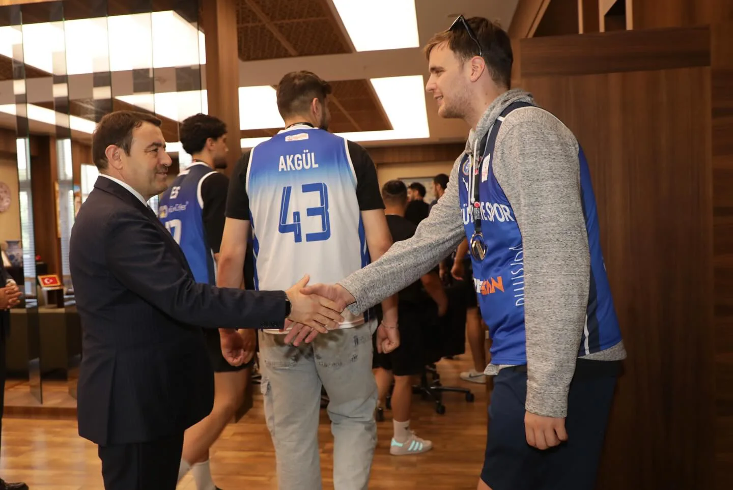 Kütahya Valisi Işın, Şampiyon Basketbolcuları Ağırladı 