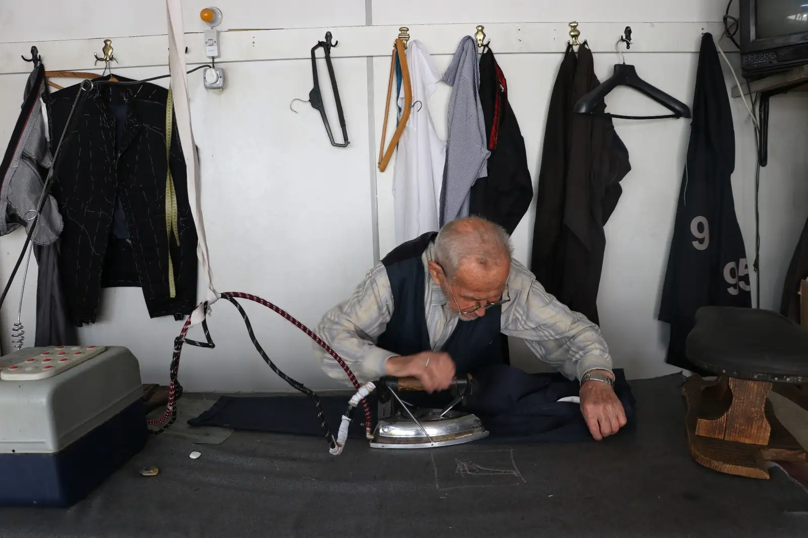 Kütahya’da 91 Yaşındaki İlyas Usta 80 Yıldır Terzilik Yapıyor1